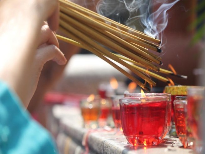 Thắp nhang: 1 cây hay cả bó mới thiêng?