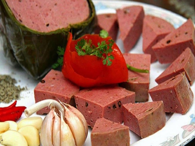 Chả bò Đà Nẵng ngon, ăn nhất mùi lá chuối nấu chín gói chả