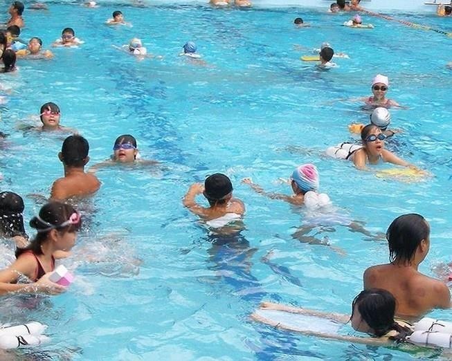Cha dẫn con gái vào nhà vệ sinh nữ: Nên hay không?