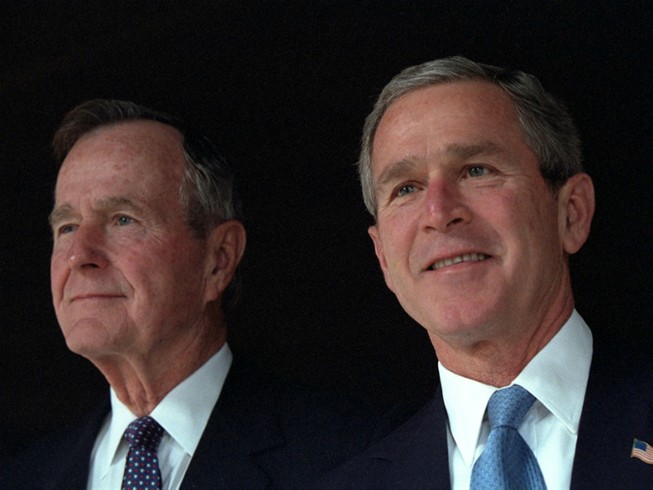 Tổng thống Bush 'cha' tuyên bố sẽ bầu cho bà Clinton