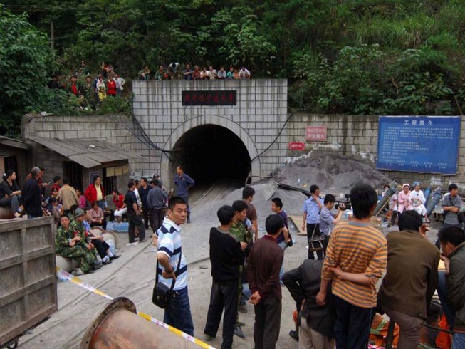 Nổ mỏ than, 33 thợ mỏ mắc kẹt