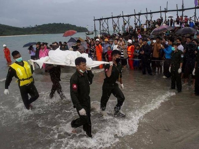 Rơi máy bay Myanmar: Vượt bão đưa 29 thi thể về bờ