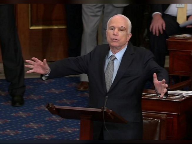 Bất chấp ung thư, nghị sĩ McCain vẫn tái xuất lạc quan