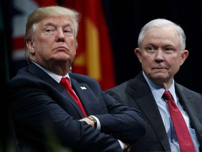 Tạm gác lại bất đồng, ông Trump thăm FBI