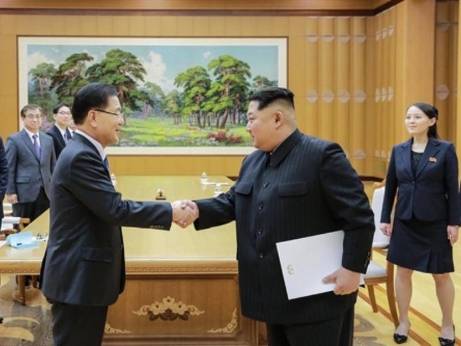 Ông Kim Jong-un và phu nhân tiếp phái đoàn Hàn Quốc