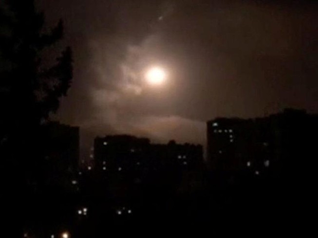 Syria bắn hạ 13 tên lửa nã vào 2 căn cứ không quân