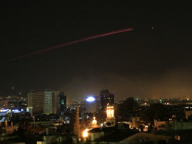 Hàng loạt căn cứ Syria bị nã tên lửa, kho đạn bốc cháy