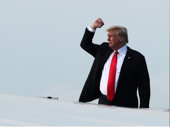 Vừa về nước, ông Trump bắt tay vào xử lý thương mại Trung Quốc