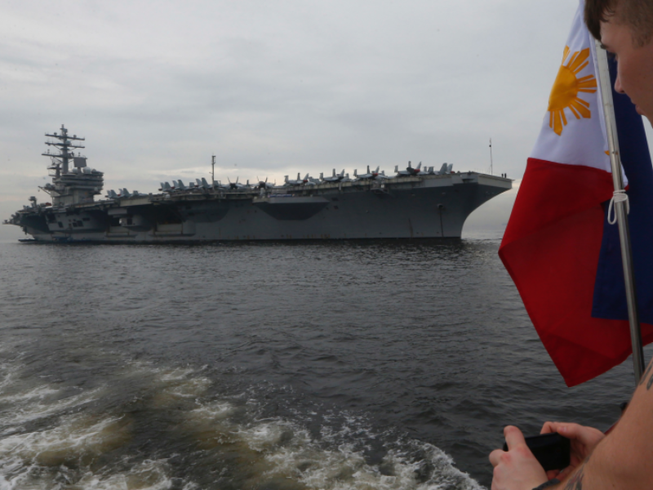 Siêu tàu sân bay Mỹ USS Ronald Reagan tuần tra biển Đông