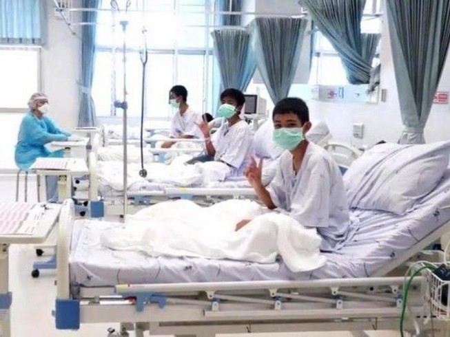 Nước mắt vỡ òa khi đội bóng nhí Thái Lan gặp cha mẹ