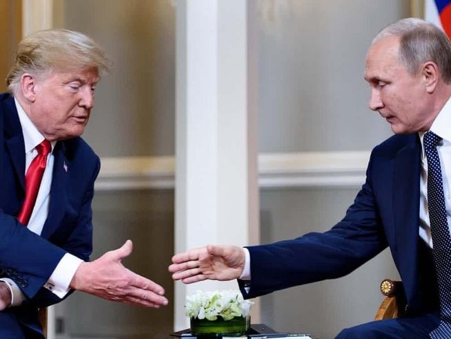 2 ông Trump-Putin bắt tay nhau chỉ 3 giây