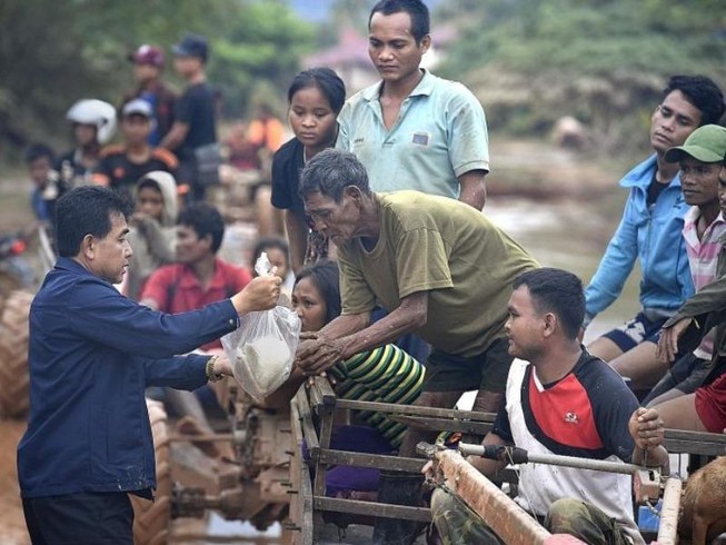 Vỡ đập Lào: Hàng cứu trợ đến tay dân, cứu hộ vẫn rất khó khăn