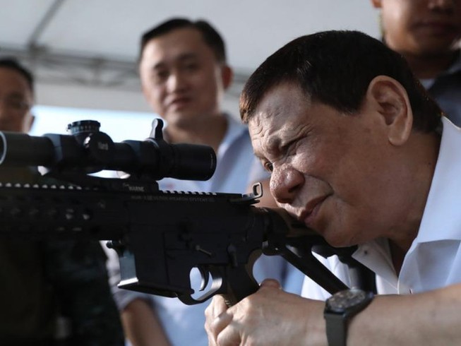 Thư hòa giải của 3 bộ trưởng Mỹ càng làm ông Duterte thêm giận