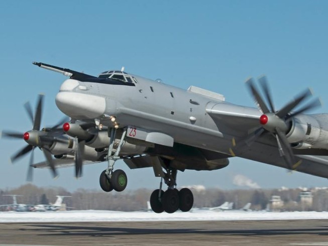 F-22 Raptor Mỹ bám sát Tu-95 Bear Nga ở Bắc Cực