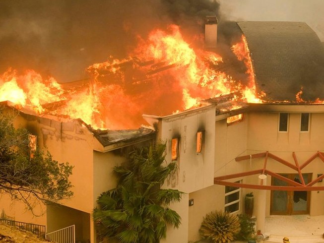 Dàn sao Hollywood ở Malibu kéo nhau bỏ chạy vì cháy rừng 