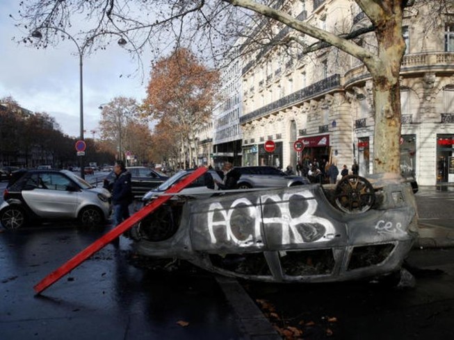 Biểu tình leo thang khủng khiếp chưa từng có ở Paris