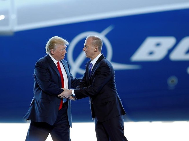 Ông Trump điện đàm với CEO của Boeing