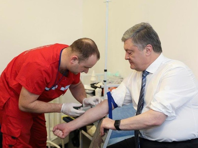 Bầu cử Ukraine: Ông Zelenskiy thách ông Poroshenko thử ma túy
