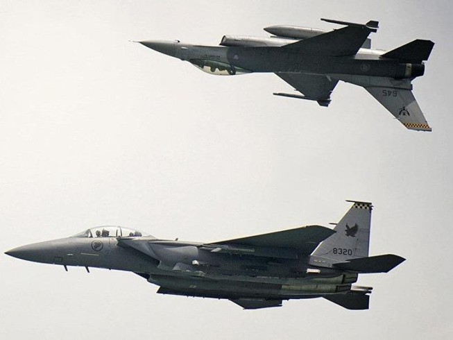 Singapore đưa 2 F-15 hộ tống máy bay chở khách báo động bom