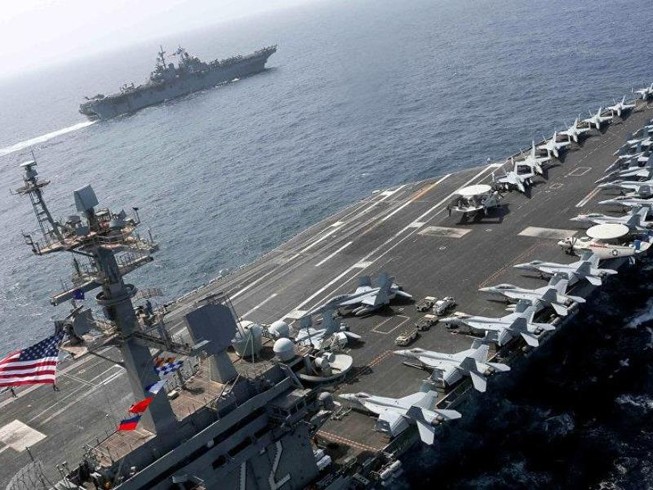 Tàu sân bay, máy bay ném bom Mỹ tập trận tấn công sát Iran