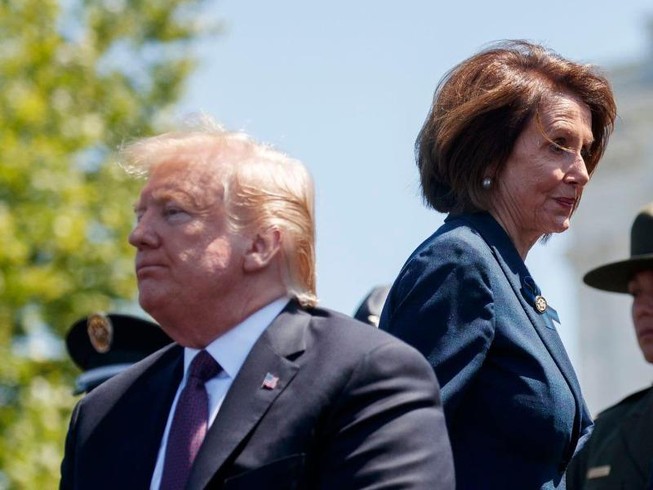 Bà Pelosi muốn ông Trump 'vào tù', nhưng không dễ