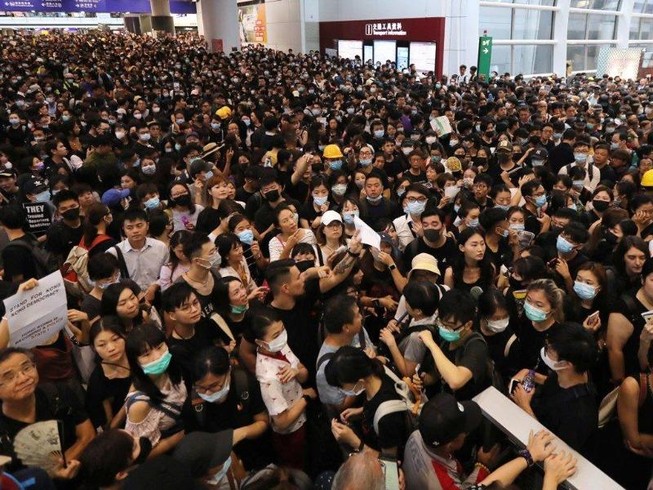 Tòa án Hong Kong buộc người biểu tình rời khỏi sân bay