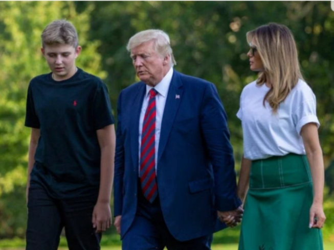 2 năm, quý tử út 13 tuổi của ông Trump vọt cao hơn cả bố mẹ