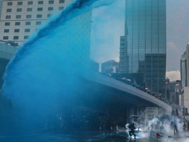 Hong Kong: Cảnh sát pha dung dịch nhuộm vào nước vòi rồng