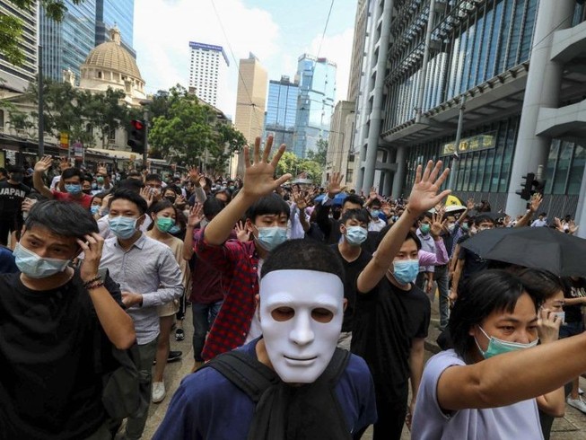 Hong Kong: Xuống đường phản đối cấm mang mặt nạ biểu tình