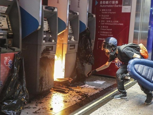 Cảnh sát Hong Kong: 'Lần đầu người biểu tình dùng bom tự chế'