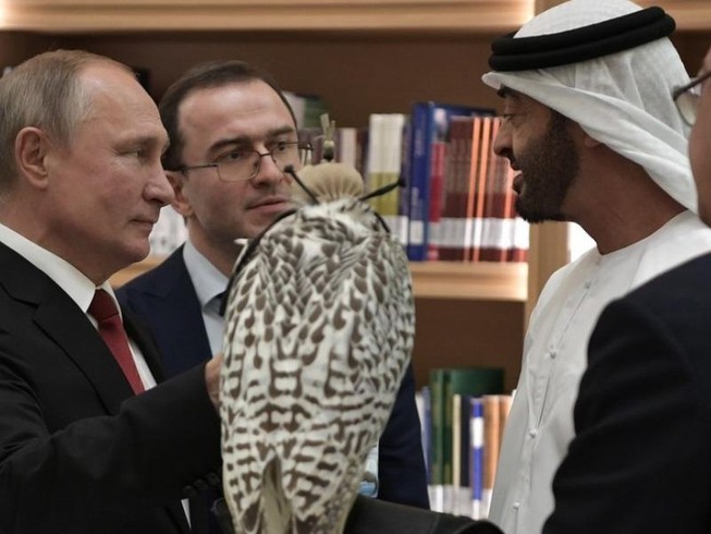 Ông Putin tặng thái tử UAE loài chim ưng tặng vua Saudi Arabia
