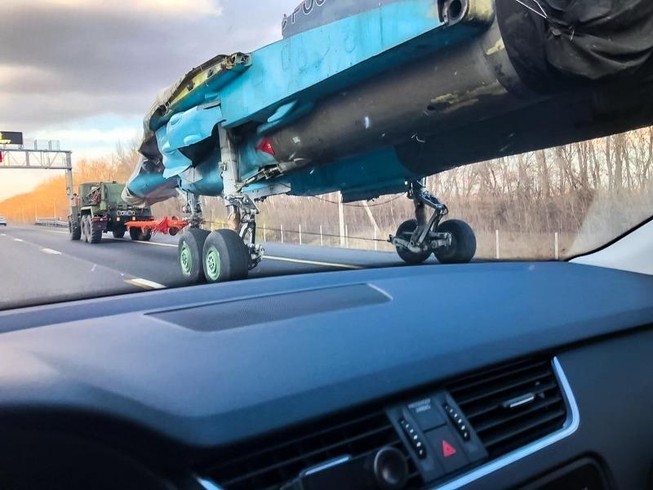 Ngỡ ngàng cảnh Su-34 không cánh chạy trên đường quốc lộ Nga