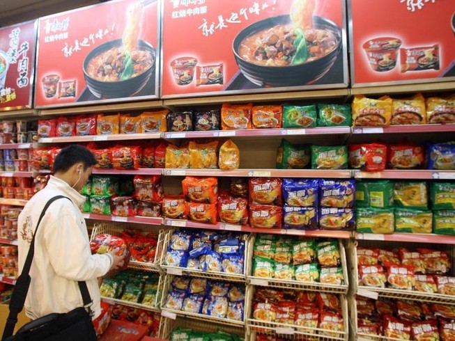 Trung Quốc: Kinh tế xuống, dân tiện tặn ăn mì gói