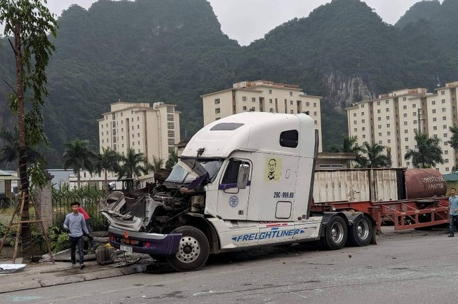 Xe container gây tai nạn liên hoàn, 3 người thương vong