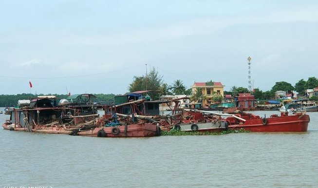 Dân bắt giữ tàu khai thác cát trên bãi ngao