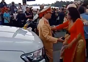 Xe đám cưới đốt pháo, mẹ chú rể cự cãi với CSGT