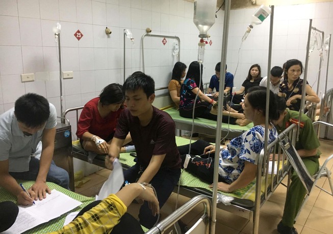 Gần 90 công nhân có biểu hiện ngộ độc thức ăn