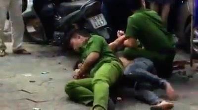1 thanh niên ngáo đá vung dao chém người