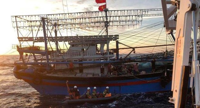 Huy động tìm kiếm 9 người trên tàu cá gặp nạn