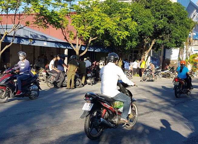 Người chồng chết ở cầu thang, vợ tử vong ngoài mương nước