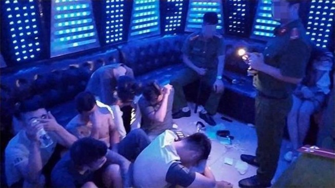 Cựu đội trưởng cảnh sát hình sự bị bắt quả tang đang 'bay lắc'