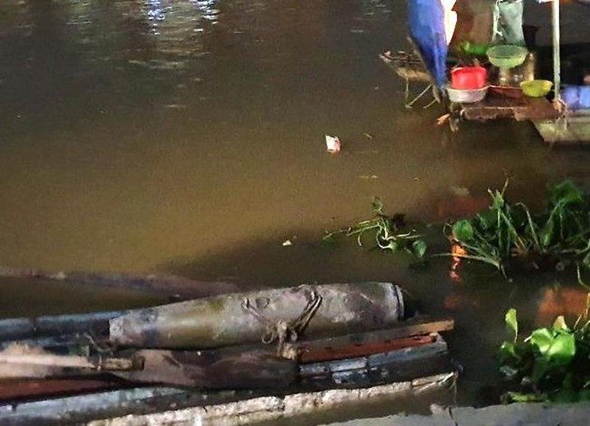 Tưởng sắt vụn dưới lòng sông, đào lên phát hiện quả bom