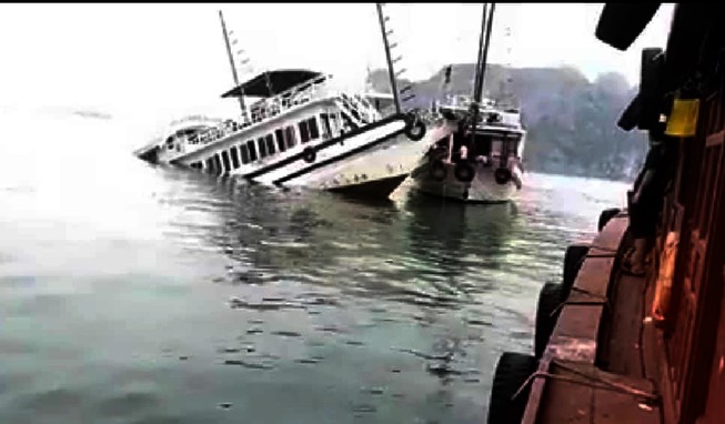 Tàu du lịch bị chìm trên vịnh Hạ Long sau va chạm với sà lan