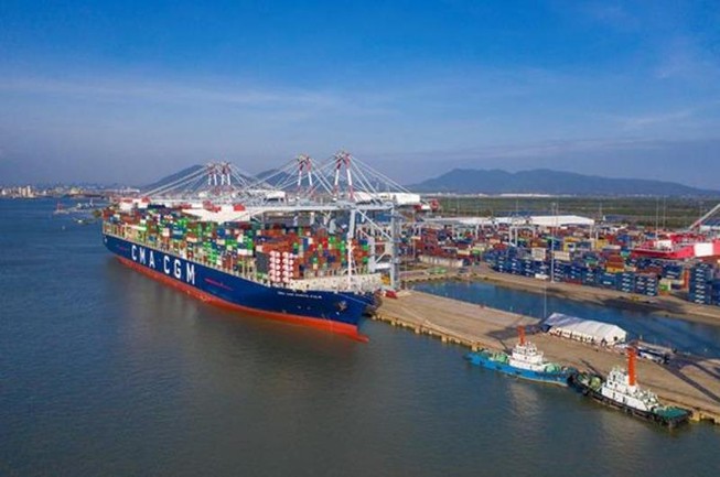 Tàu trọng tải lớn cập bến làm hàng tại CMIT. Ảnh: Báo Bà Rịa-Vũng Tàu