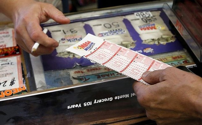 Khách mua vé số Mega Millions - Ảnh: AP