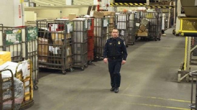 Frank Russo trong trung tâm thư tín JFK International Mail Facility – mặt trận hàng đầu trong chống hàng giả tại Hoa Kỳ. (Ảnh: CNBC)