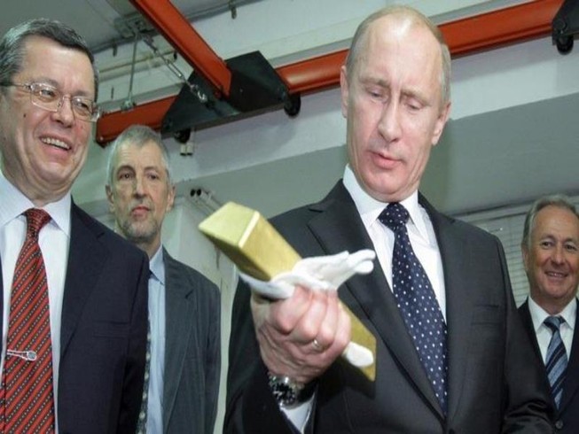 Ông Putin kiểm tra các thỏi vàng trong kho trữ - Ảnh: Reuters