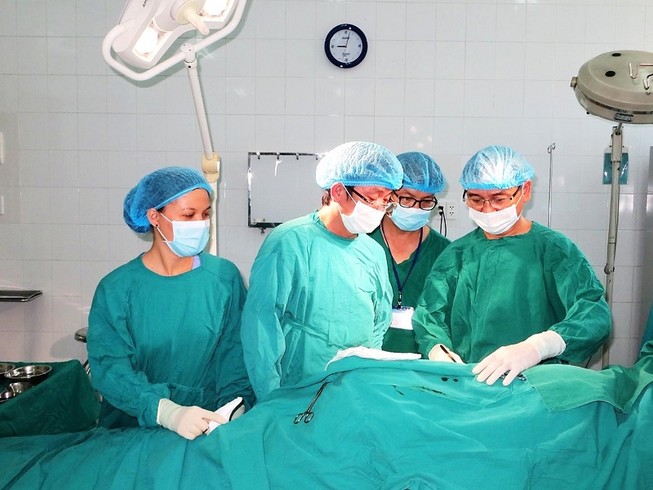 Phối hợp 10 khoa, phòng cứu sống bệnh nhân nhiễm đa bệnh lý