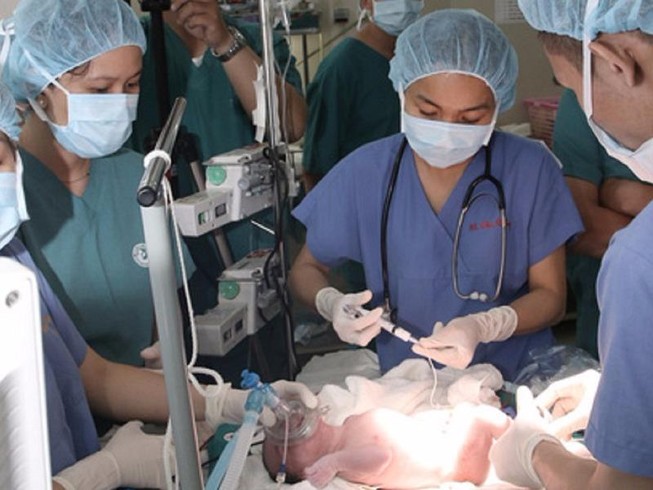 2 ca mổ của 40 bác sĩ cứu bé sinh non
