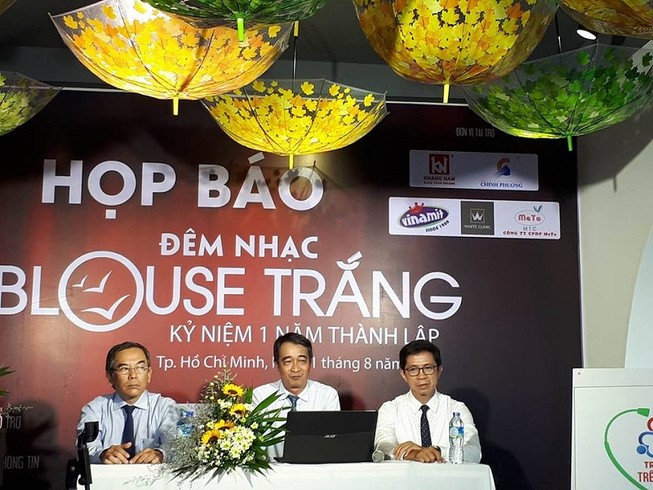 Bác sĩ đi hát xin tiền mua BHYT cho bệnh nhân nghèo